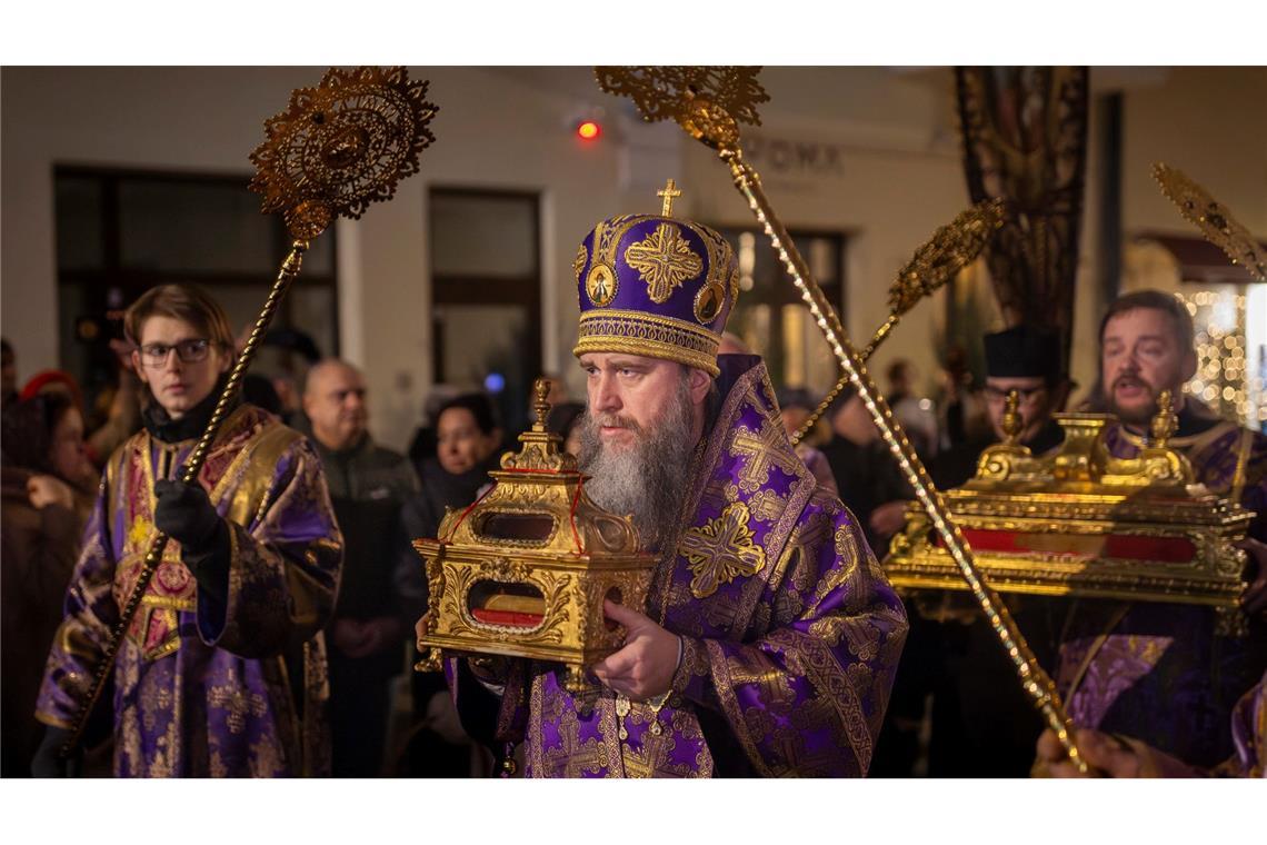 Bilder des Tages Der litauisch-orthodoxe Bischof Ambrosius trägt heilige Reliquien, ein Teil des Heiligen Kreuzes und einen Teil des Gewandes der Jungfrau Maria in der Heilig-Geist-Kirche.