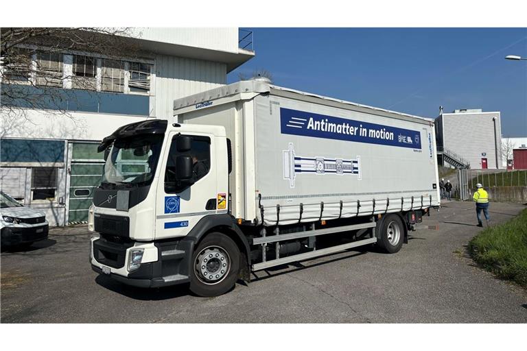 Der Lkw meistert seine Fahrt ohne Zwischenfälle.