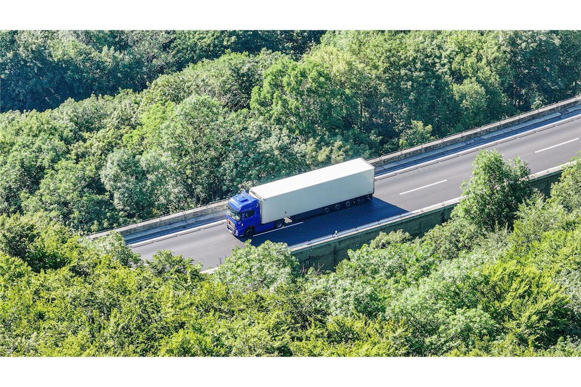 Der Lkw mit entzündlichem Gefahrgut steht auf der A8.