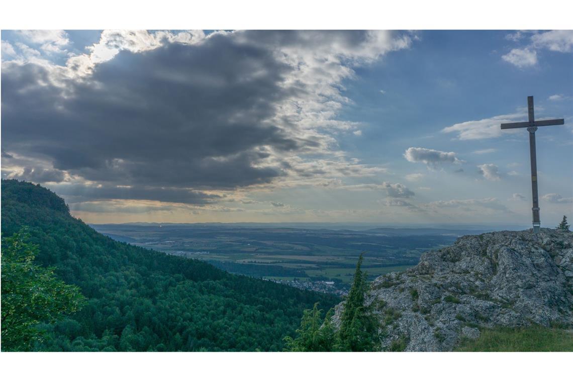 6 x 60 Kilometer Laufen – mit einem guten Essen kein Problem Der Lochen ist der schönste Aussichtspunkt bei Balingen. Jetzt ist man auf der Westalb angelangt, wo sich die Berge über 1000 Meter befinden.