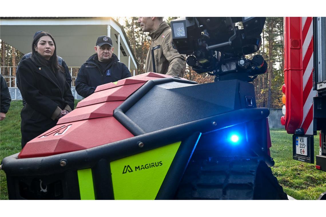 Entwicklungsministerin wirbt um Investitionen in die Ukraine Der Löschroboter wurde von einer deutschen Firma entwickelt.