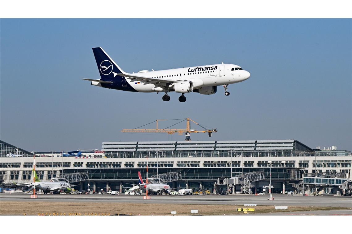 Lufthansa darf bei Air Baltic einsteigen Der Lufthansa-Konzern darf bei der lettischen Fluggesellschaft Air Baltic einsteigen.(Archivbild).
