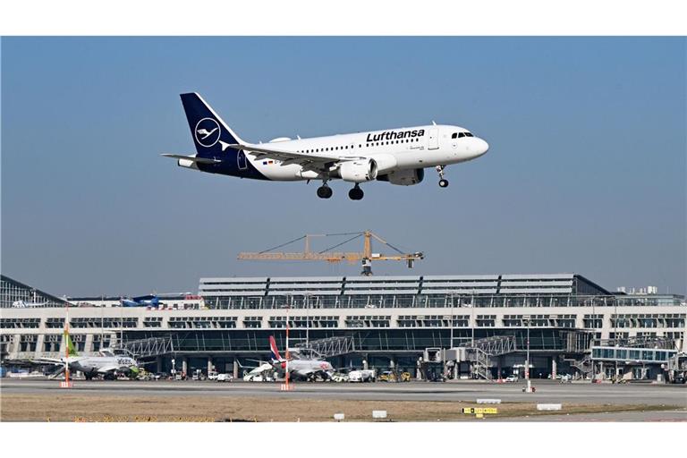 Der Lufthansa-Konzern darf  bei der lettischen Fluggesellschaft Air Baltic einsteigen.(Archivbild).