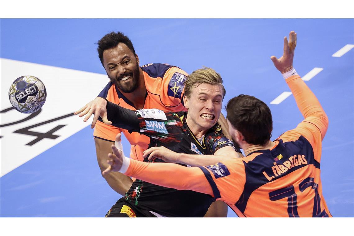 Der Magdeburger Gisli Kristjansson (M) spielt gegen Barcelonas Timothey N'Guessan (l) und Ludovic Fabregas (r) in der Champions League.