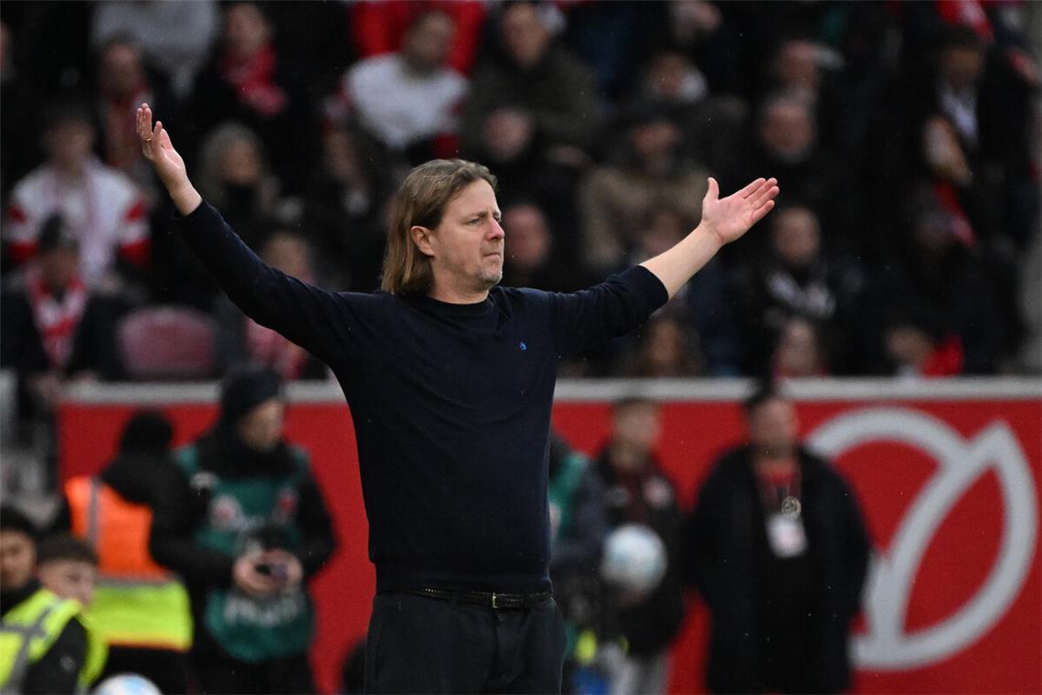 Hoeneß, Henriksen – und die Sache mit der Weißglut Der Mainzer Erfolgstrainer Bo Henriksen hat allen Grund zum Lachen.Gestenreich: Bo Henriksen, der Trainer des FSV Mainz 05.