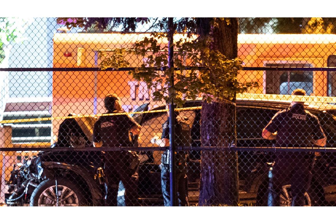 Der Mann, der nach Angaben der Polizei alleine in dem Auto saß, war noch am Tatort festgenommen worden.