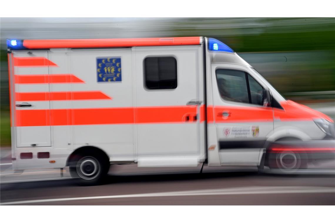 Auto prallt gegen Baum – Fahrer stirbt Der Mann erlag noch an der Unfallstelle seinen Verletzungen. (Symbolbild)