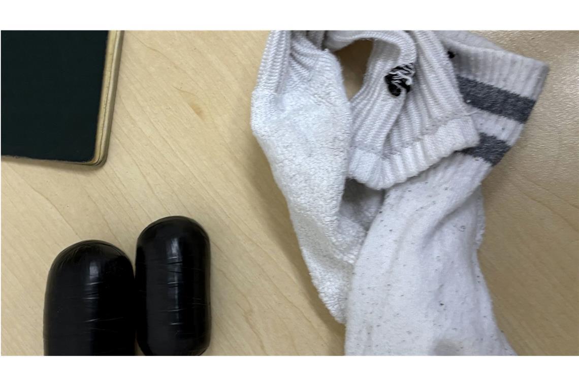 „Auffällige Ausbuchtung“ – Polizei erwischt Schmuggler mit Kokain in der Unterhose Der Mann hatte die Drogen unter anderem in einer Tennissocke in seiner Unterhose verstaut.