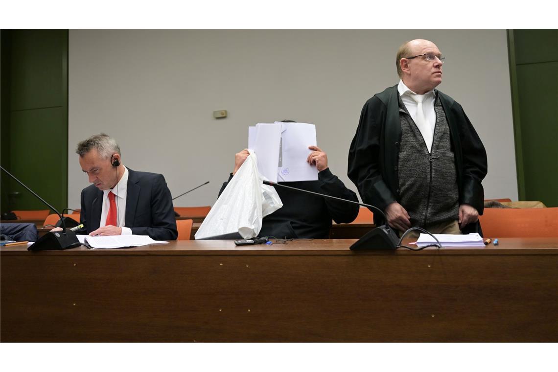 Der Mann ist wegen versuchten Mordes und Vergewaltigung angeklagt. (Archivbild)