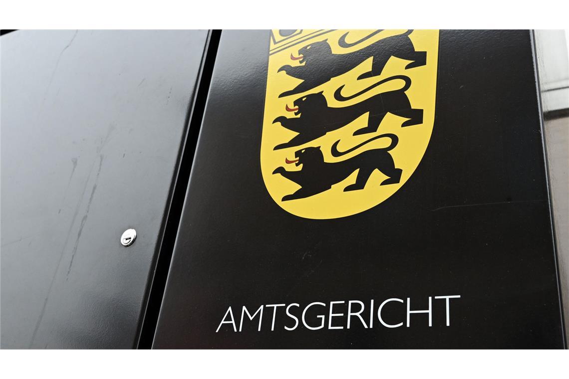 Der Mann legt ein Geständnis ab.