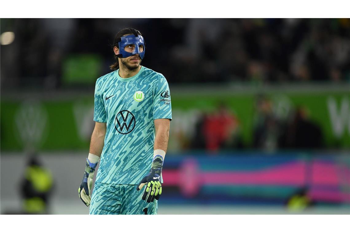 Bilder des Tages Der Mann mit der Maske: Wolfsburgs Torwart Kamil Grabara steht beim Bundesligaspiel gegen Union Berlin auf dem Feld.