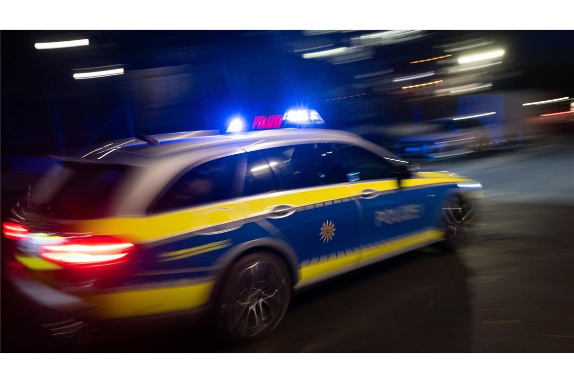 Der Mann soll die Haltesignale ignoriert und beschleunigt haben. (Symbolbild)