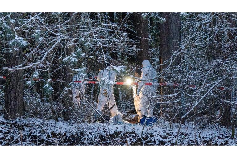 Der Mann soll die Leiche mit dem Auto zu einem Wald gebracht und dort vergraben haben.