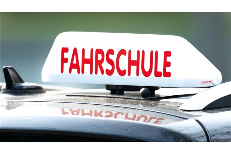 Der Mann soll sich laut Gericht mit den Taten unter anderem in Heidelberg, Göppingen, Bochum und Bonn seinen Lebensunterhalt finanziert haben.