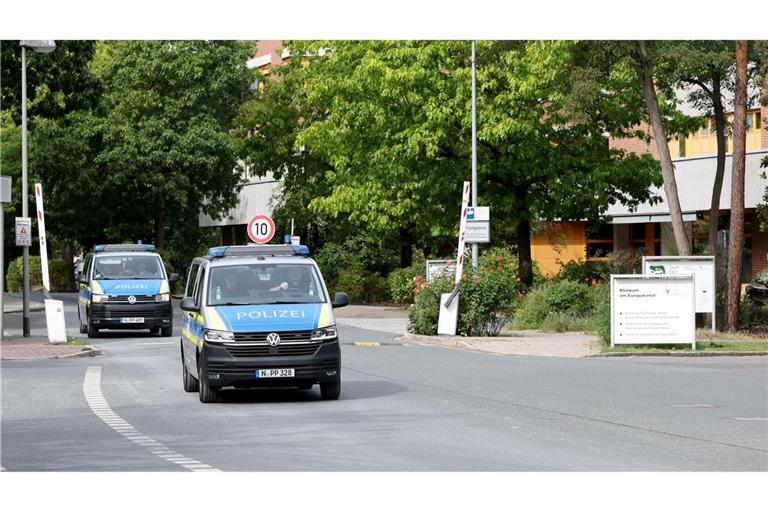 Der Mann soll sich noch während seines Ausgangs ins Ausland abgesetzt haben. Seit Sonntag ist er wieder in der Forensischen Psychiatrie in Erlangen untergebracht.