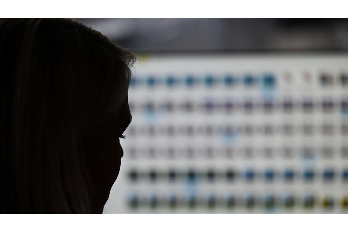 Der Mann soll über Jahre hinweg in Livestreams per Chat Anweisungen zum sexuellen Missbrauch von Kindern auf den Philippinen gegeben haben. (Symbolbild)
