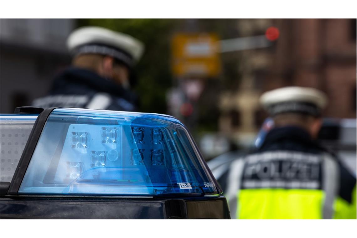 Lastwagen gegen Radfahrer - Mann stirbt am Unfallort Der Mann starb noch am Unfallort, wie die Polizei mitteilte. (Symbolbild)