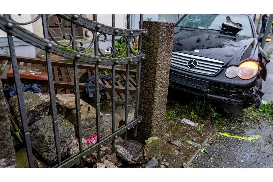 Mann fährt Ehefrau und Kind an - Entscheidung über Haftfrage Der Mann steuerte den Wagen wohl bewusst in die Menschengruppe.