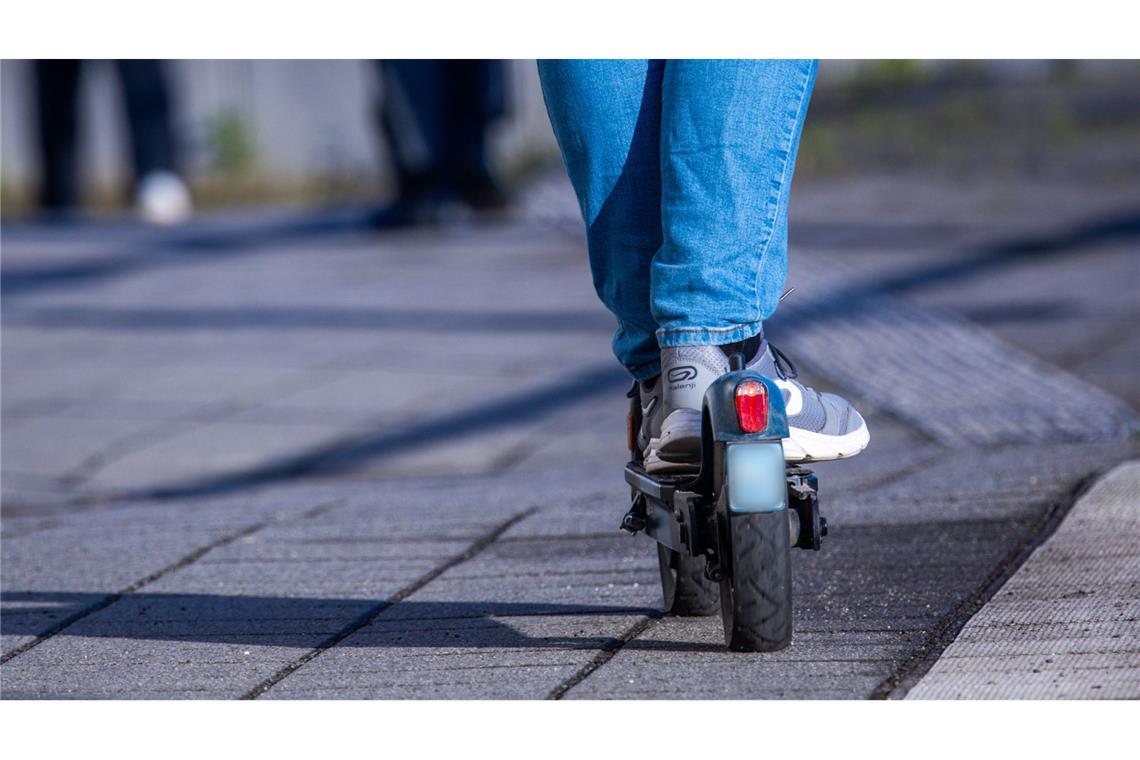 55-Jähriger stürzt mit E-Scooter und stirbt Der Mann stürzte schwer von seinem E-Scooter und erlag später einen Verletzungen. (Symbolfoto)
