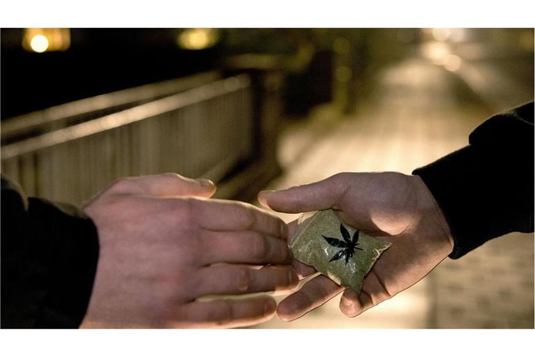 Der Mann übergab das Tütchen mit Marihuana an einen Schülerpraktikanten der Bundespolizei. (Symbolbild)