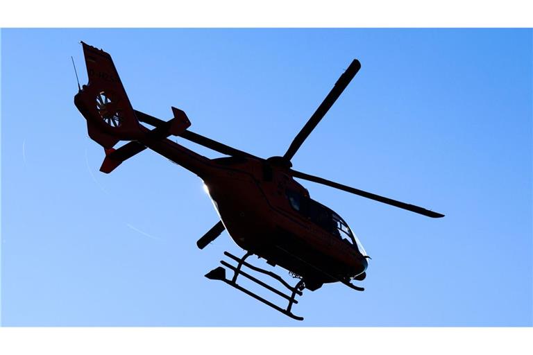 Der Mann wurde am Dienstagabend mit einem Rettungshubschrauber in ein Krankenhaus gebracht. (Symbolbild)