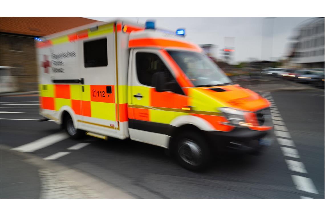 Auf Straße gefundener Verletzter stirbt in Klinik Der Mann wurde am Montag mit schweren Verletzungen im Bereich einer Unterführung in Nürnberg gefunden. (Symbolbild)