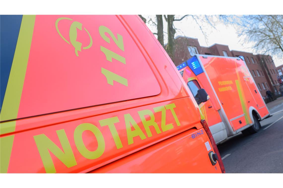 Der Mann wurde in ein Krankenhaus gebracht. (Symbolbild)