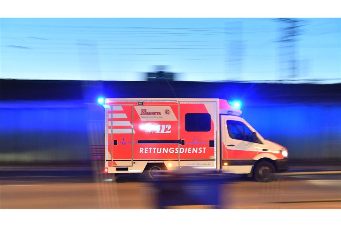 Mann stürzt von Balkon – keine Hinweise auf Straftat Der Mann wurde in ein Krankenhaus gebracht, wo er jedoch seinen Verletzungen erlag. (Symbolbild)