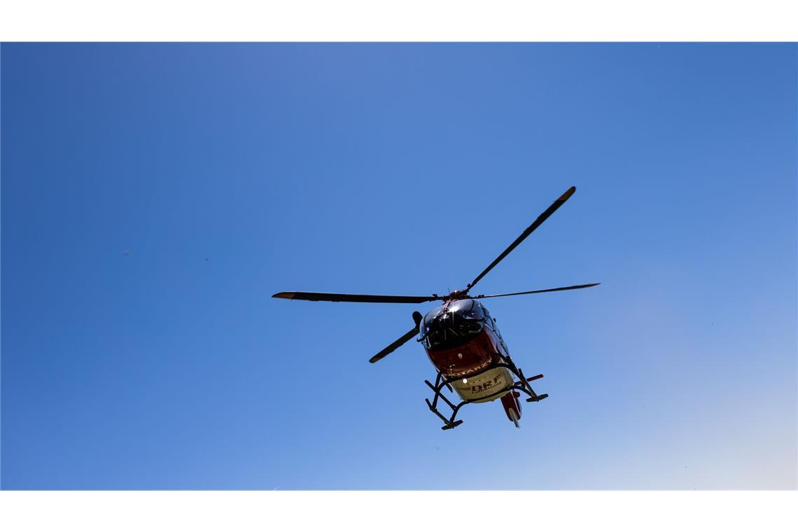 Der Mann wurde mit einem Rettungshubschrauber in eine Klinik geflogen, in der er nun verstarb. (Symbolbild)