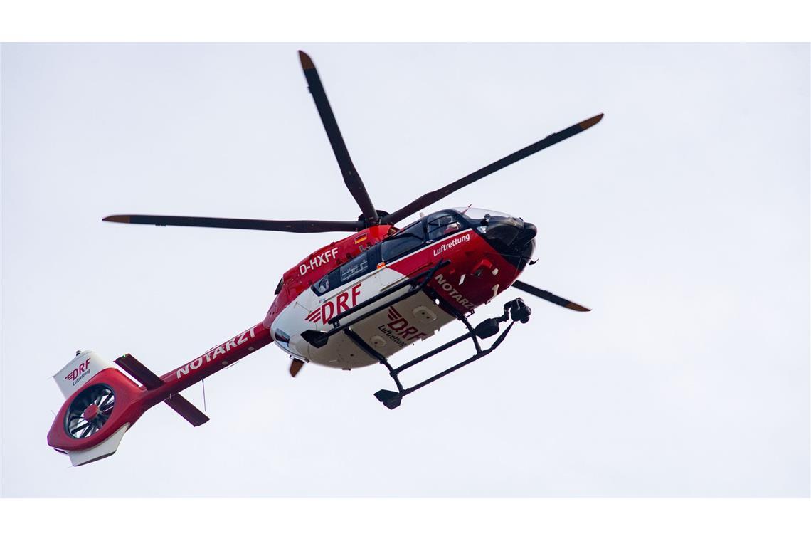 Der Mann wurde mit schweren Verletzungen  per Hubschrauber in ein Klinikum geflogen. (Symbolbild)