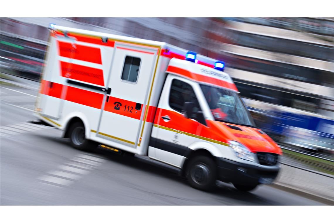 Feuerwehrauto erfasst Fußgänger – lebensgefährlich verletzt Der Mann wurde nach notärztlicher Erstversorgung vom Rettungsdienst ins Krankenhaus gebracht (Symbolbild).