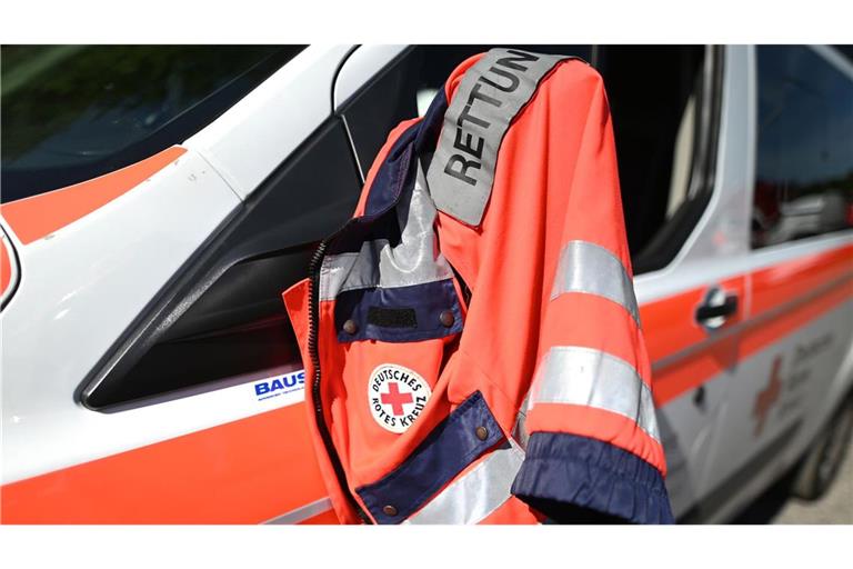 Der Mann wurde vom Rettungsdienst in ein Krankenhaus gebracht. (Symbolbild)