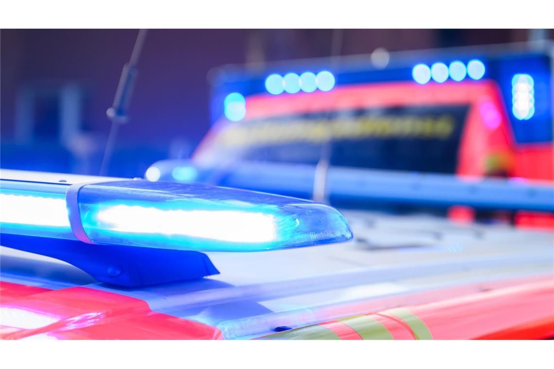 Der Mann wurde von Rettungskräften aus dem Fahrzeug geborgen und mit lebensgefährlichen Verletzungen in ein Krankenhaus gebracht. (Symbolbild)