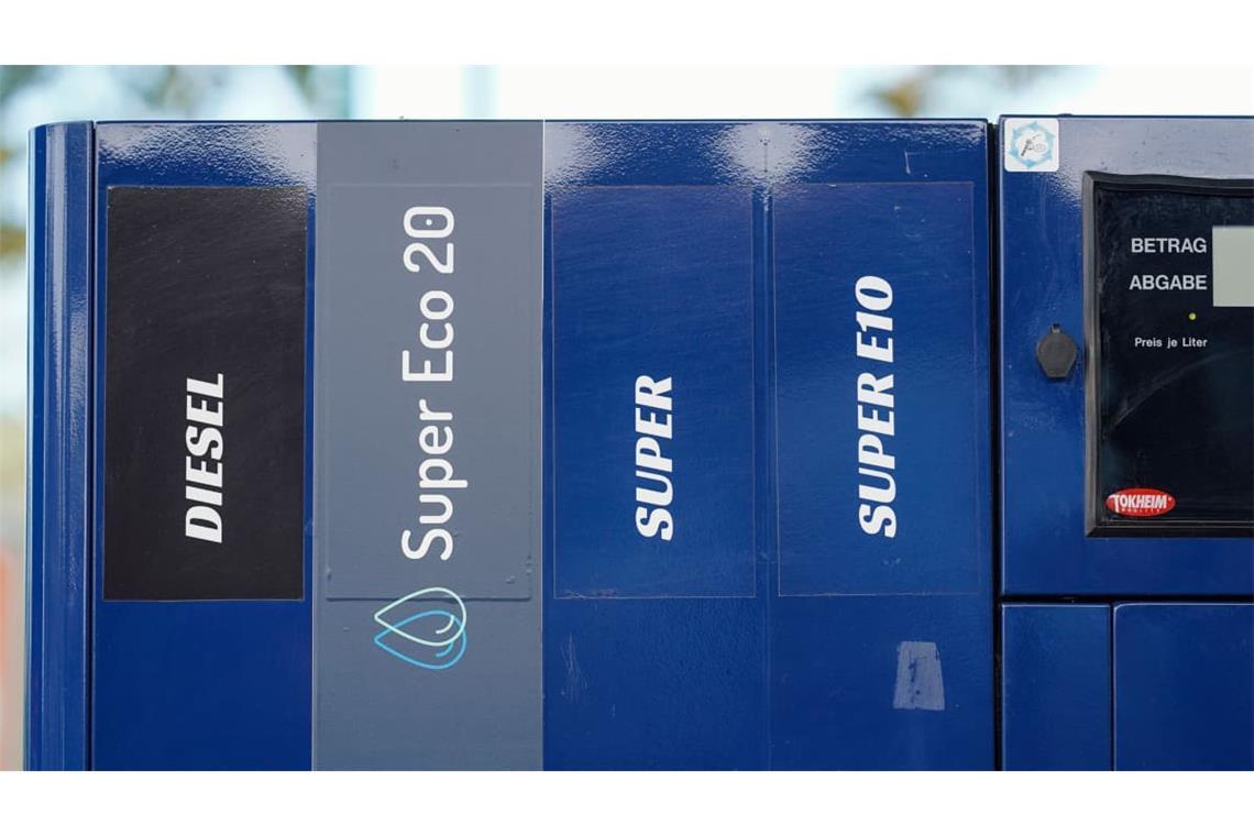 Der Mannheimer Ethanolhersteller CropEnergies eröffnet zusammen mit der Oktan Tankstellen GmbH und weiteren Partnern die erste öffentliche Tankstelle mit Super E20 in Deutschland. Die E20-Zapfsäule ist allerdings nur für bestimmte Firmenflotten zugänglich, nicht für die breite Öffentlichkeit.