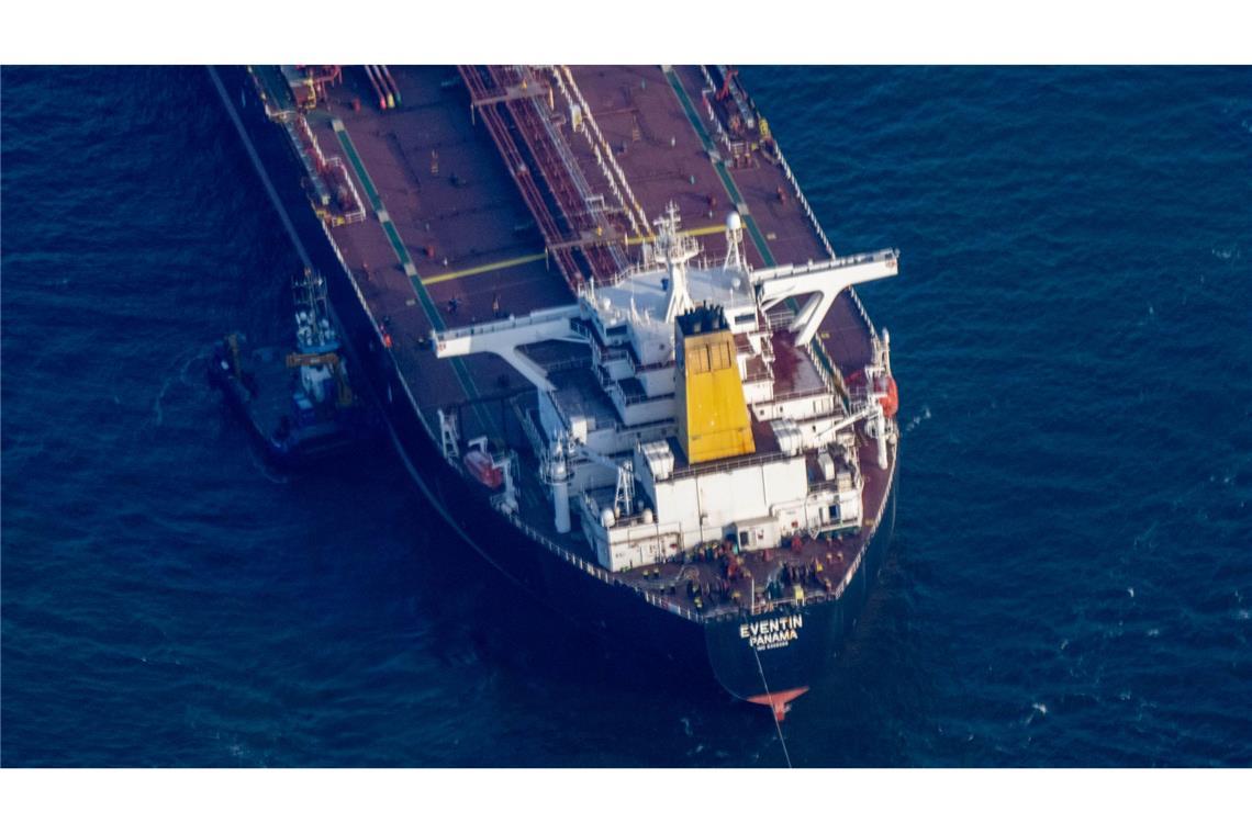 Bilder des Tages Der manövrierunfähige Tanker „Eventin“ liegt zwischen Binz und Sassnitz auf der Reede Sassnitz