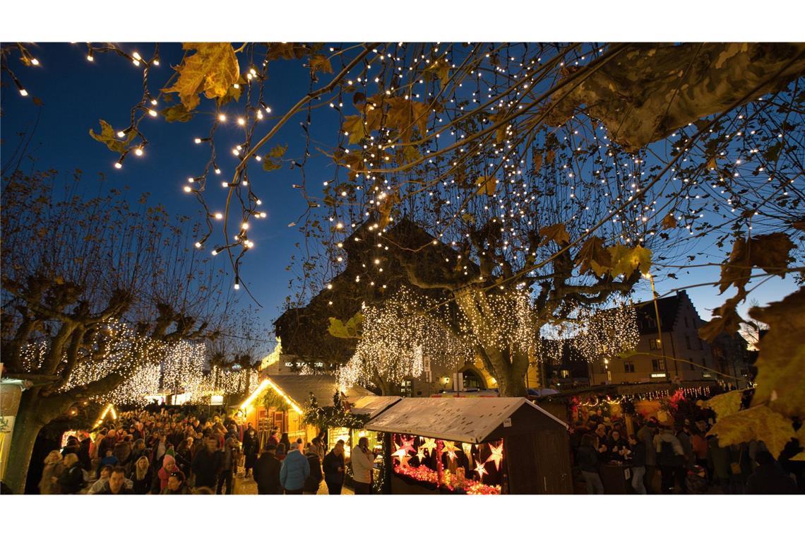 7 Tipps für einen Adventsausflug nach Konstanz Der Markt erstreckt sich von der Marktstätte am Konzil vorbei bis ans Bodenseeufer.