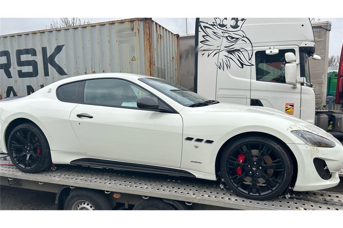 Zoll bittet Fahrer von beschädigtem Maserati zur Kasse Der Maserati war kurzzeitig auf dem Amtsplatz des Zollamts Heilbronn geparkt.