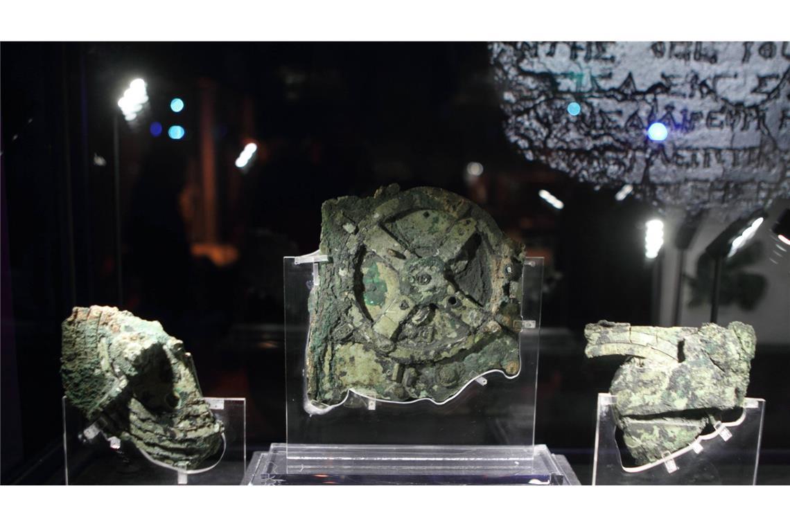 Rätsel der Antike: Wie perfekt funktionierte der berühmte Antikythera-Mechanismus? Der Mechanismus von Antikythera ist ein nicht mehr funktionierendes, unvollständig erhaltenes Fundstück mit 82 Fragmenten aus der Antike mit einer Vielzahl von Zahnrädern in ähnlicher Anordnung wie in einer Räderuhr.