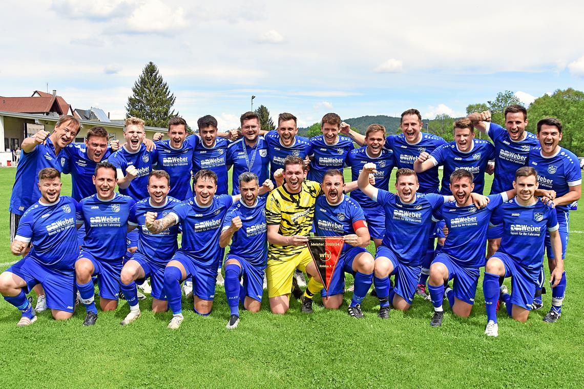 SC Fornsbach ist gekommen, um jetzt auch mal zu bleiben Der Meister mit dem Wimpel in Jubelpose: Trainer Heiko Rohrweck, Simon Matti, Dario Schultes, Dirk Bornträger, Anton Willkomm, Trainer Patrick Voag, Fabian Hirschmann, Mateusz Slenczek, Falk Gfrörer, Steffen Riedel, Dennis Briegel, Daniel Sanwald und Vincent Willkomm (hinten von links) sowie Timo Hauke, Tim Rohrbach, Kevin Dispan, Marvin Stieräugl, Sebastiano Di Benedetto, Alexander Großmann, Sascha Weller, Frank Altvater, Luca Rohrbach und Marco Geuder (vorne von links). Foto: Tobias Sellmaier