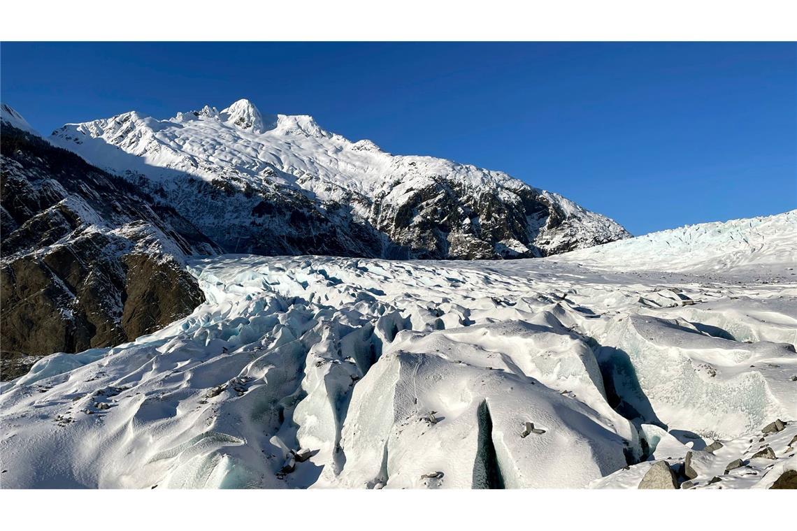 Bilder des Tages Der Mendenhall-Gletscher schlängelt sich durch felsiges und bergiges Gelände bei Juneau in Alaska.