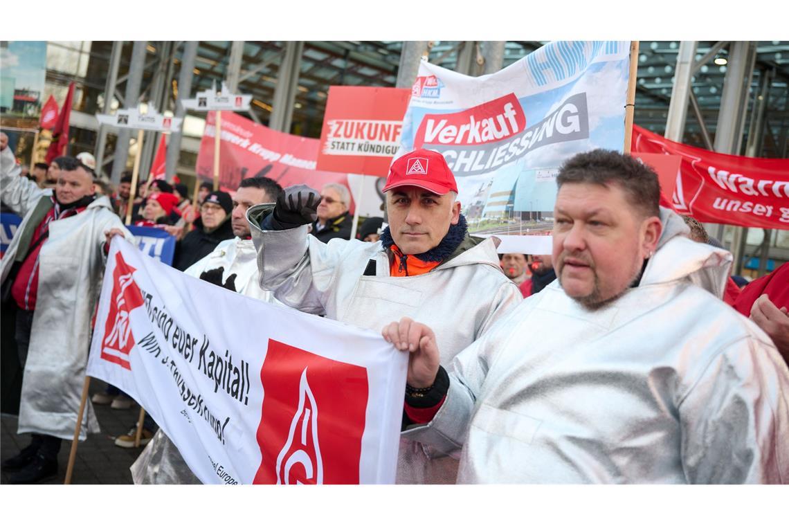 "Der Mensch gehört in den Mittelpunkt - nicht die Rendite!": Beschäftigte von Thyssenkrupp fordern von der Aktionären den Verzicht auf eine Dividende.