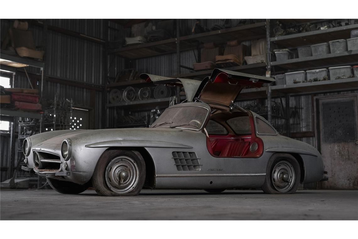 Warum ein Sammler für diesen vergammelten Mercedes 9,3 Millionen Dollar zahlte Der Mercedes-Benz 300 SL mit Aluminiumkarosserie und geöffneten Flügeltüren