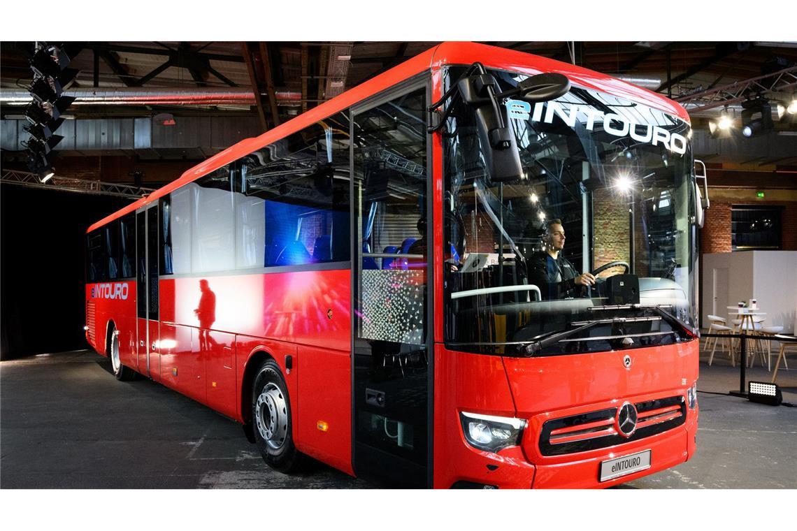 Daimler Truck elektrifiziert Überlandbus Der "Mercedes-Benz eIntouro" soll ab 2026 an Kunden ausgeliefert werden.