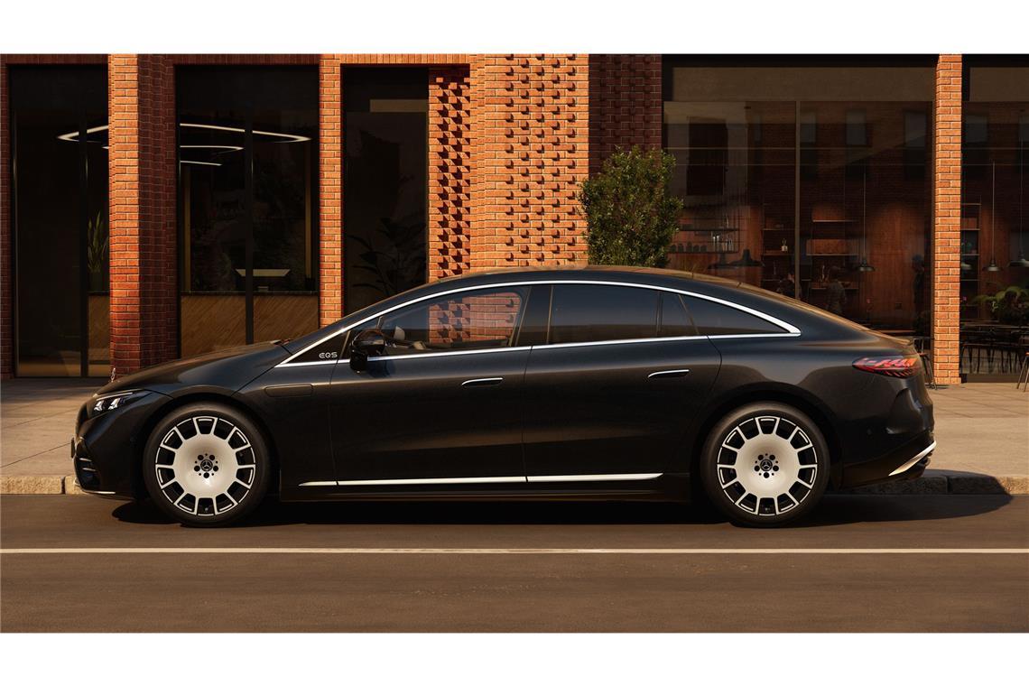 Der Mercedes EQS ist die erste vollelektrische Luxuslimousine des Stuttgarter Autoherstellers und wird seit 2021 gebaut. Nach Angaben von Mercedes ist ein Viertel des Fahrzeuges bei der Modellpflege neu entwickelt oder überarbeitet worden.