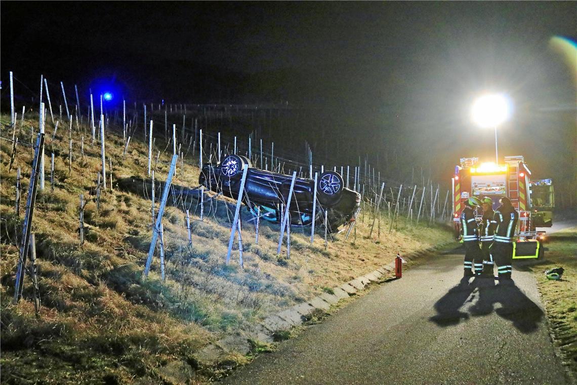 Der Mercedes landet auf dem Dach mitten im Weinberg. Foto: 7aktuell.de/Kevin Lermer 