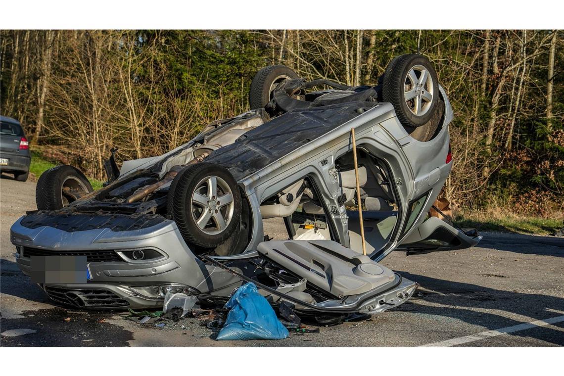 Autos kollidieren an Kreuzung – Rettungshubschrauber im Einsatz Der Mercedes landete auf dem Dach.