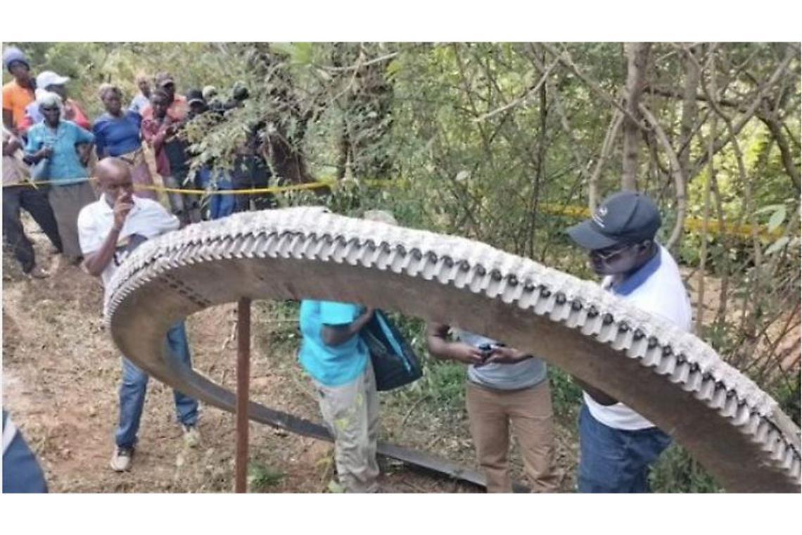 Großer Metallring aus dem Weltall schlägt in Kenia ein Der Metallring aus dem Weltall hat einen Durchmesser von zweieinhalb Metern und sei 500 Kilogramm schwer.