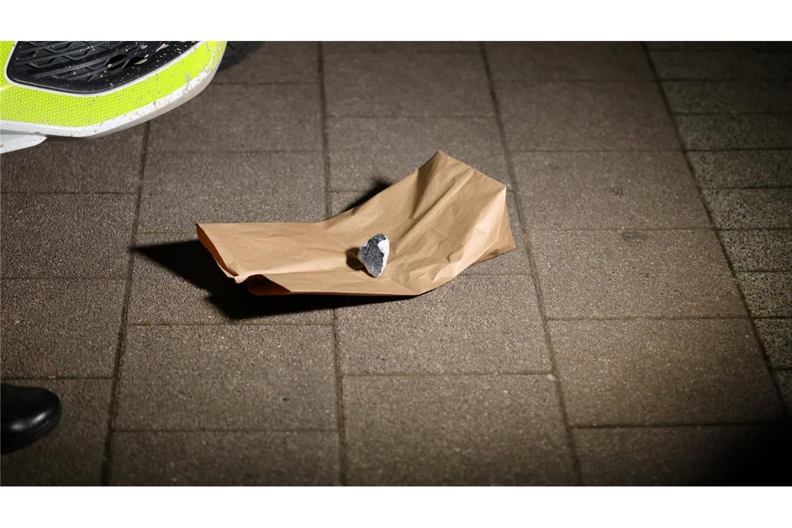 Der Meteorit in Koblenz wurde zum Größenvergleich vor ein Auto gelegt.