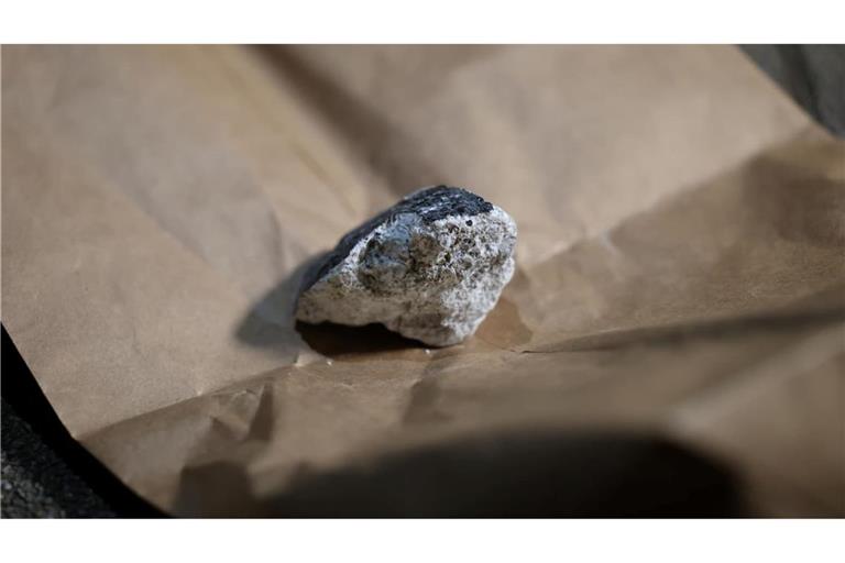 Der Meteorit ist in ein Hausdach eingeschlagen.