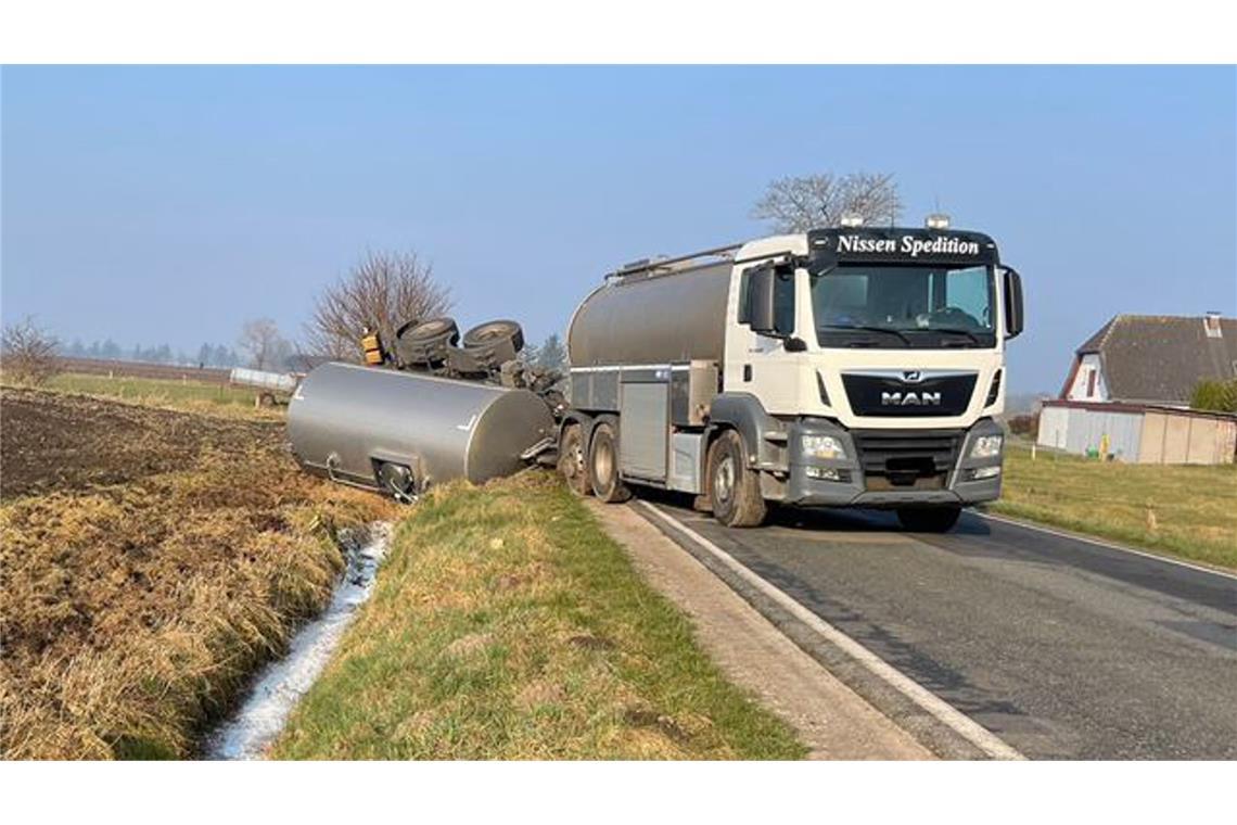 Milchlaster verliert Tausende Liter Ladung bei Unfall Der Milchlaster verlor Tausende Liter.